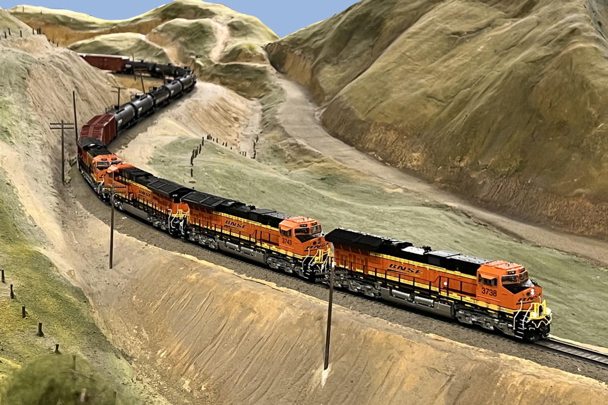 BNSF freight train traveling west towards Bakersfield at the La Mesa Model Railroad Club. BNSF freight train traveling west towards Bakersfield at the La Mesa Model Railroad Club.